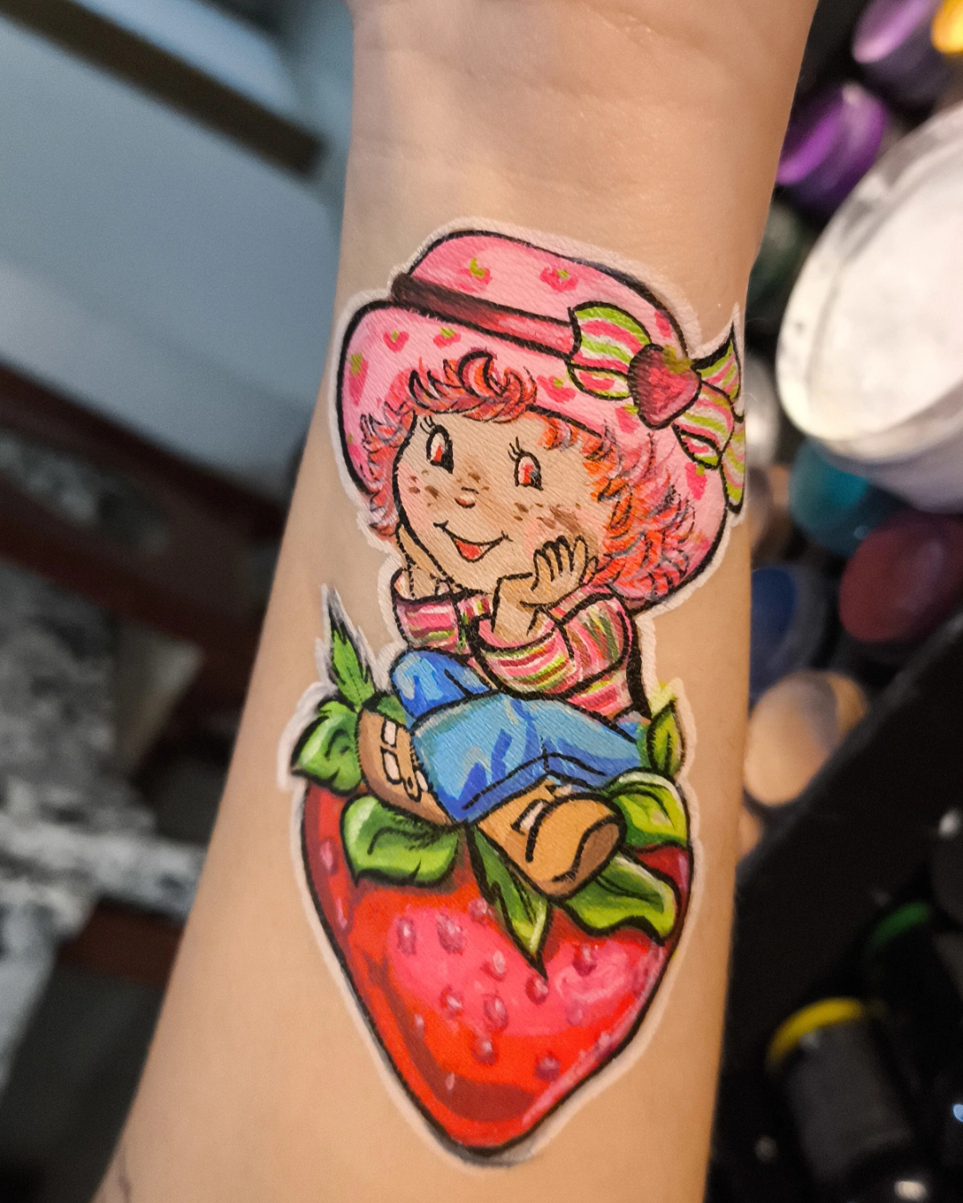 Desenho artístico em pintura facial